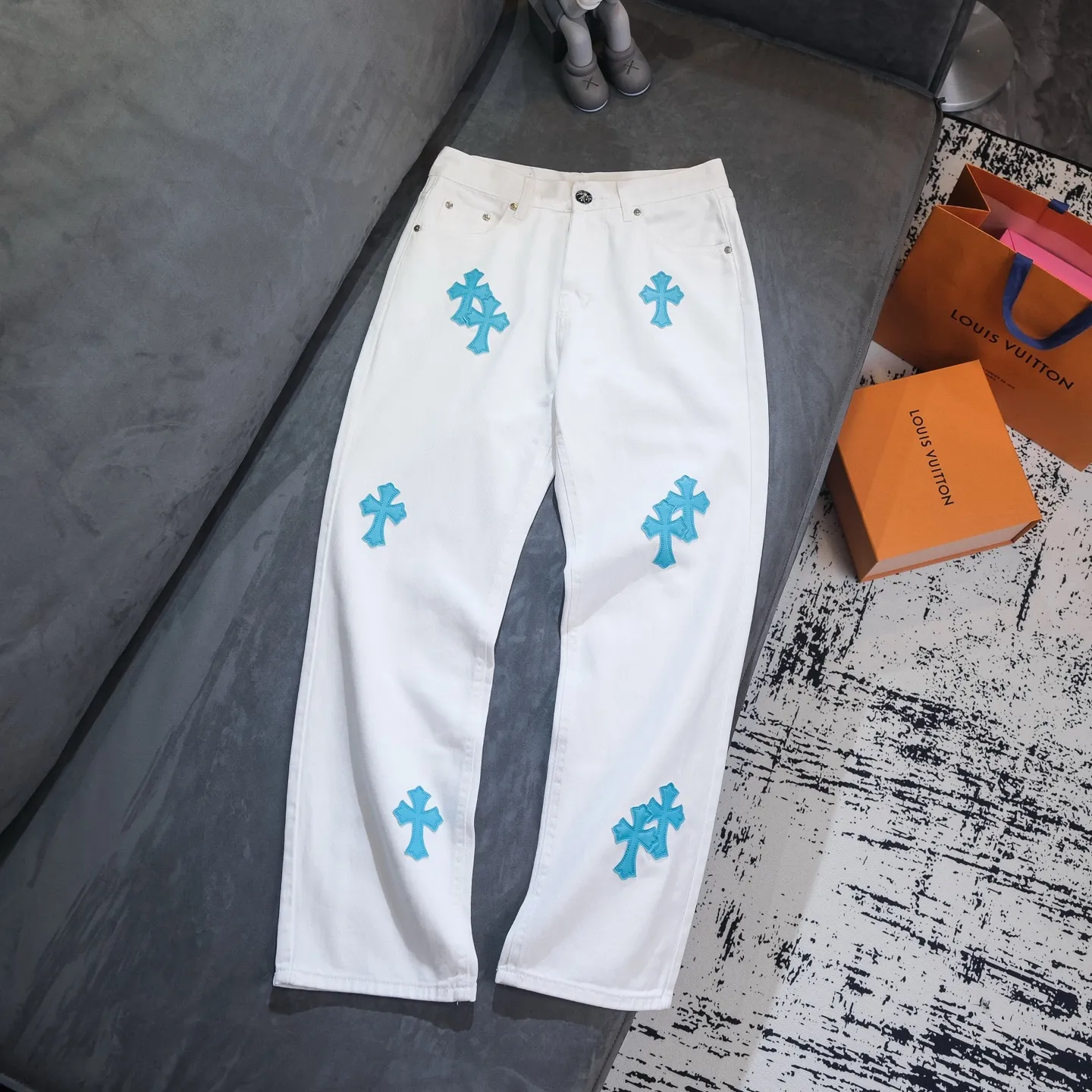 P240 Chrome Hearts Chrome Hearts 2025 New Ice Blue Cross Patch Leather Couple Style Washed Loose Jeans. Styles with different wash textures are very friendly to people with thin legs and thick legs. The straight and loose version is very flattering to the leg shape. The timeless moderate length makes it easy to match casually. It is the basis of various styles and is a must-have in the wardrobe! The fabric is stiff but also makes the upper body soft without losing texture. The washing process is even more perfect. It is a must-have item for everyone! ! ! Size: 28/30/32/34 Waist: 73/78/83/88 Hips: 99/104/109/114 Pants length: 102/104/106/108
